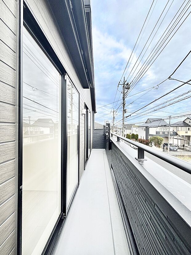 暖かな陽光が降り注ぐバルコニーはお洗濯におすすめ。爽やかな風も心地よいです。 