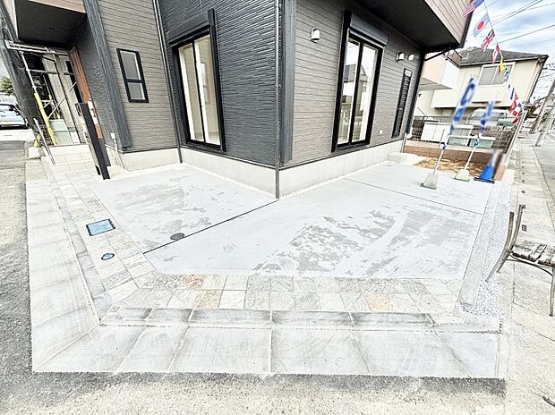 駐車2台可能！急なお客様の駐車に。また、ご家族の自転車スペースとしても大活躍。