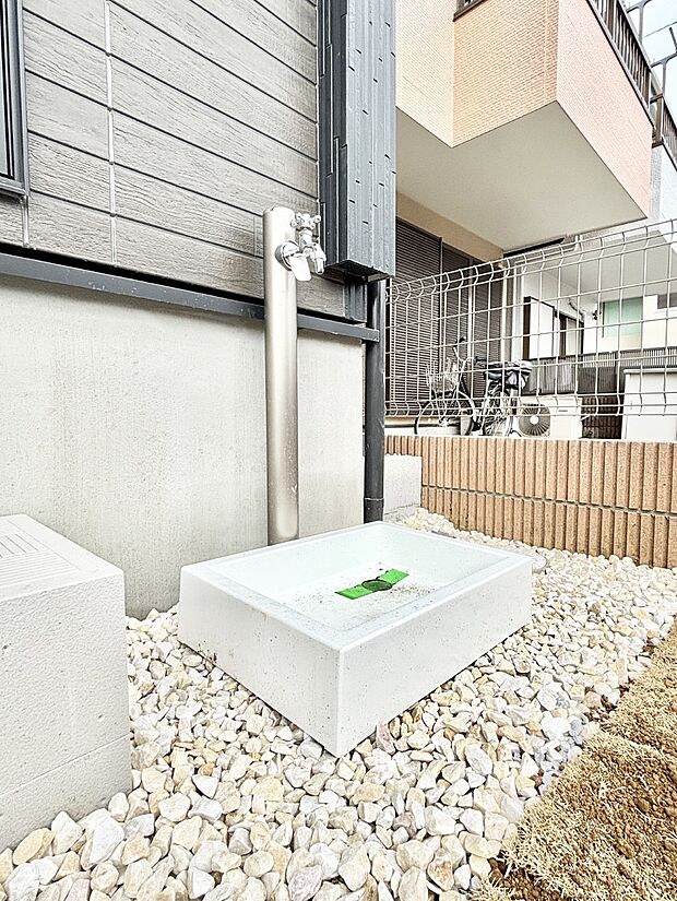 外水栓があると、庭のお手入れやちょっとした手洗い・洗車に便利です！ 