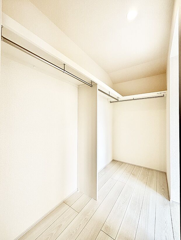 衣類をハンガーに掛けたまま収納できるWIC。衣類の整理整頓がしやすくて便利です！