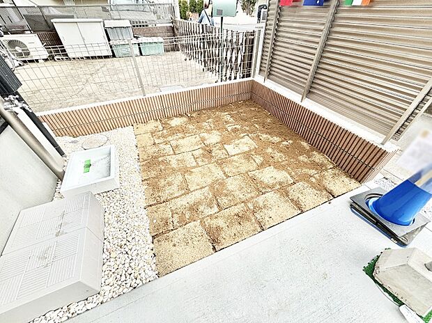 住まいに明るい光と開放感を演出してくれる庭スペース付き!