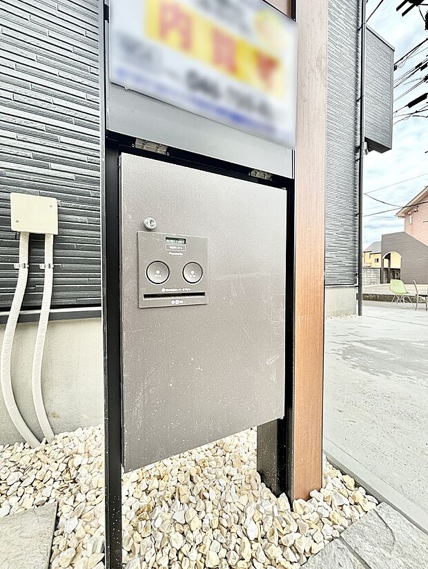 荷物の受け取りが多い方も安心！不在時にも荷物が受け取れる宅配BOX付きです。