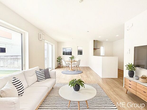 家族の和やかな会話が聞こえてきそう。開放感のあるリビングです。※家具はCGです