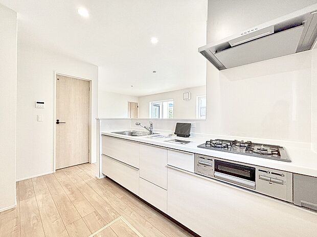 リビングで遊ぶお子様を見守りながらお料理ができる対面キッチン。  