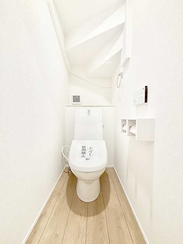 明るく清潔感のあるトイレです。