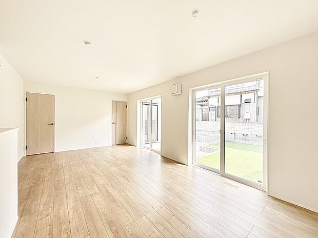 明るい陽光が注ぎ、寛ぎの雰囲気に満たされるダイニング。   