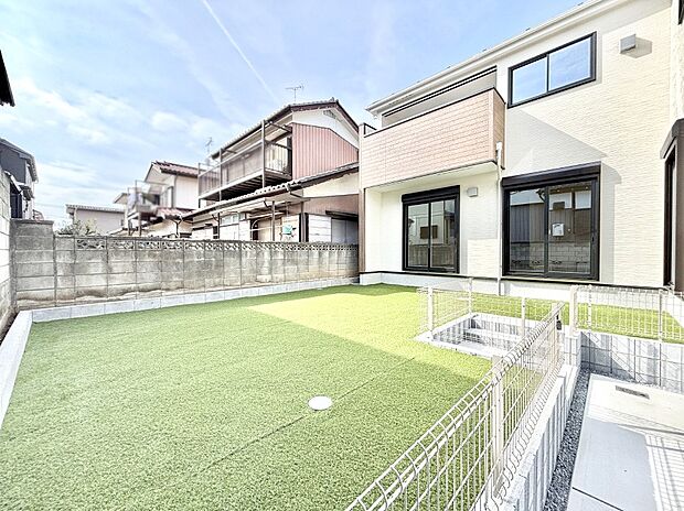 ガーデニングや家庭菜園も楽しめるお庭付き。