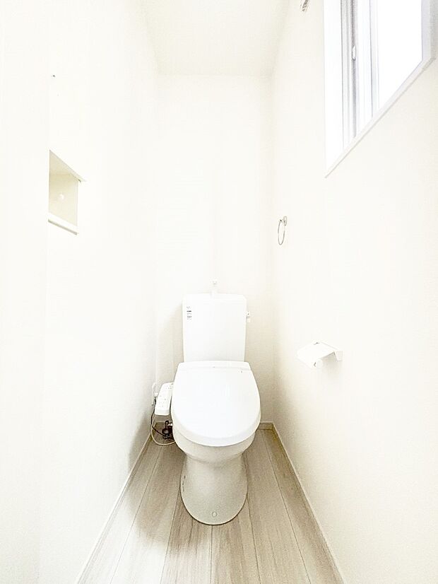 明るく清潔感のあるトイレです。