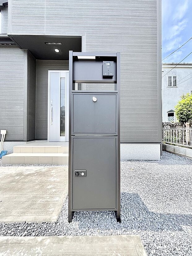表札・インターホン・ポスト・宅配BOXをひとつに集約。エントランスになじむシンプルデザイン。