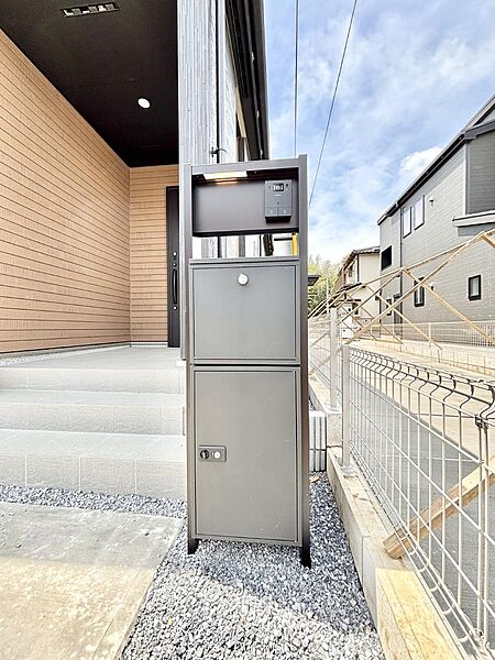 表札・インターホン・ポスト・宅配ＢＯＸをひとつに集約。エントランスになじむシンプルデザイン。
