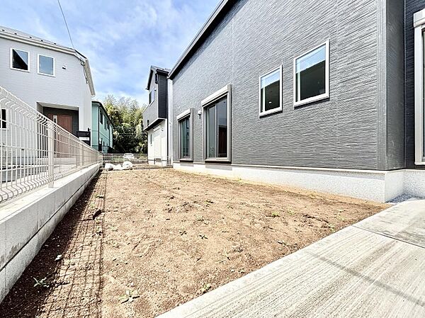 ガーデニングや家庭菜園も楽しめるお庭付き。