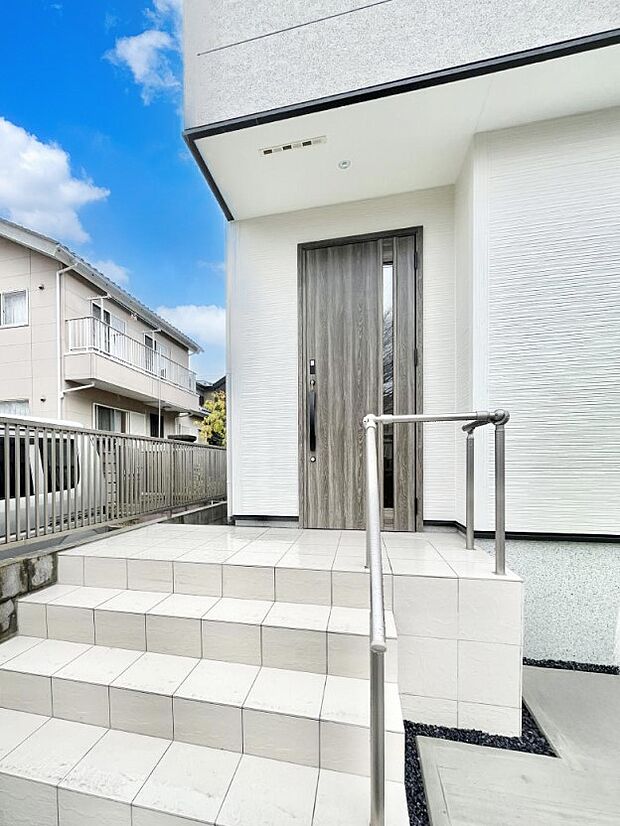 大切な家族、来客を出迎える玄関。