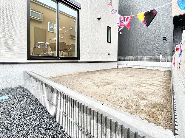 プランターを並べて季節のお花を楽しめるお庭付き。