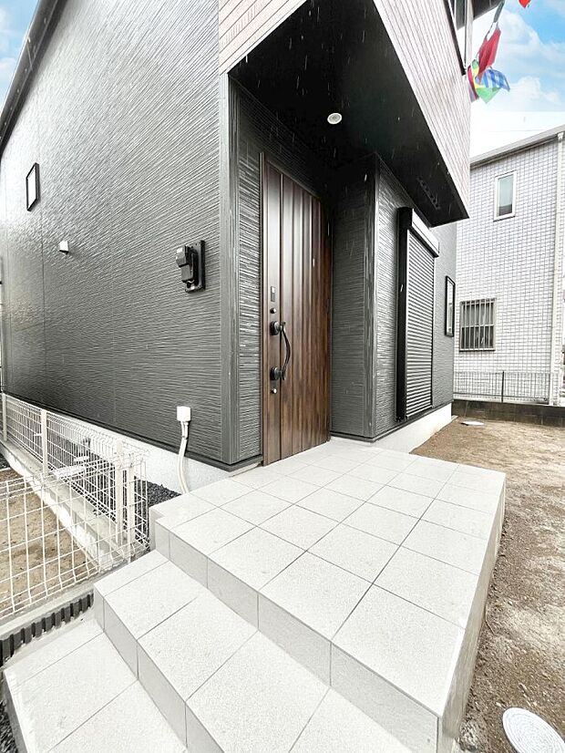 大切な家族、来客を出迎える玄関。