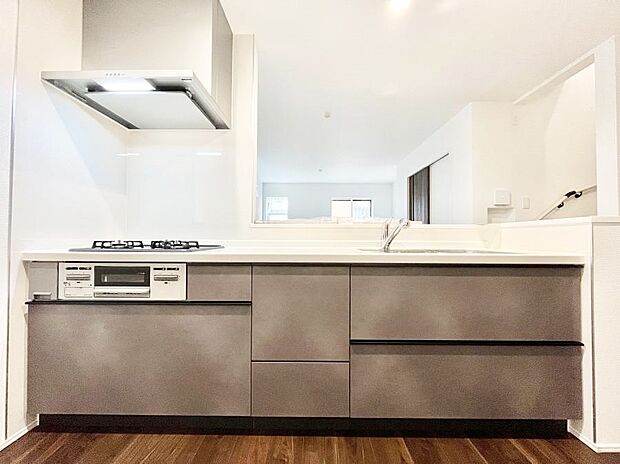 リビングを見渡せる人気のカウンターキッチン。 家族を見守りながら家事をすることができます。