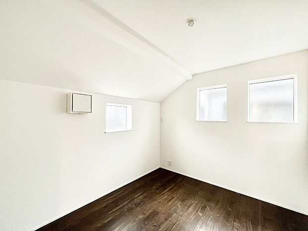 勾配天井を採用して開放感をプラス。2面採光で明るく風通しも良好です。