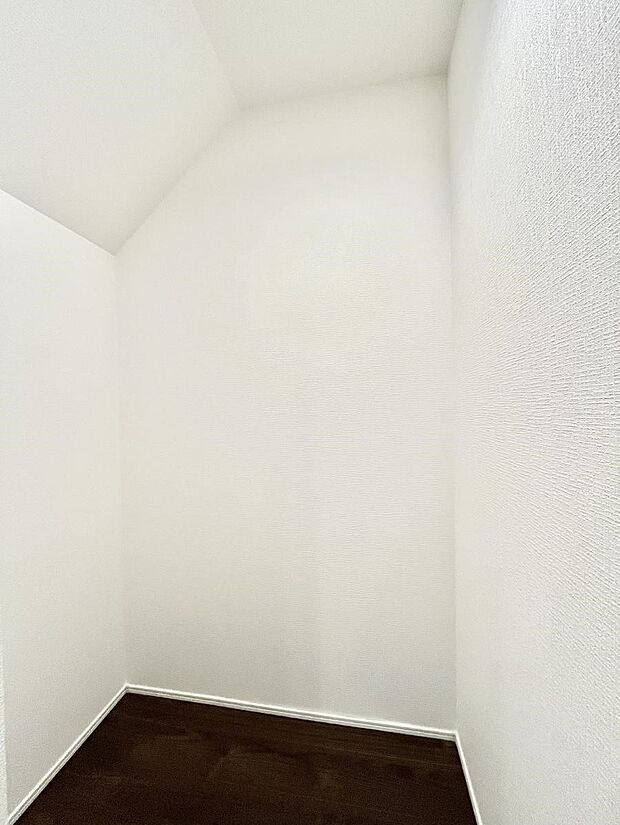 食品のストックや調理器具の保管に便利な可動棚付きパントリー