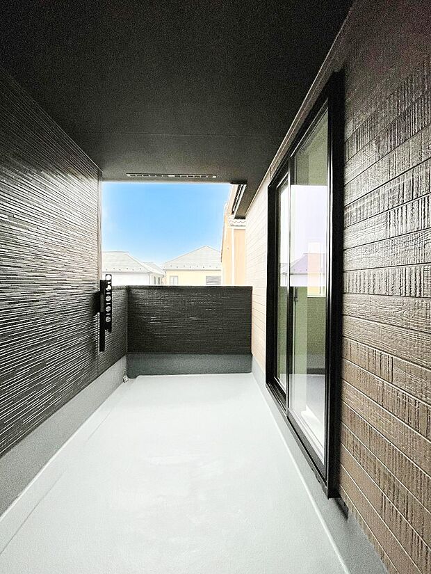 屋根が付いたバルコニーなので、急な雨からも洗濯物を守ってくれます。