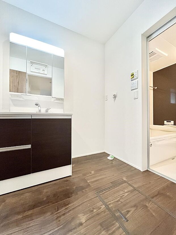 大きく見やすい三面鏡は、身だしなみチェックや肌のお手入れにおすすめです。