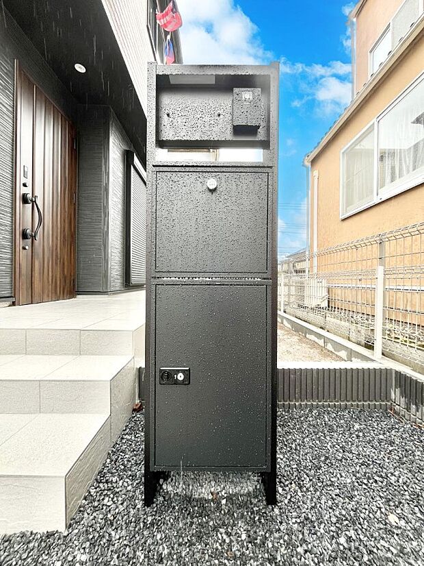 シンプルデザインのポスト。