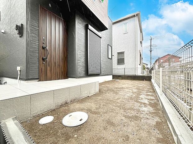 プランターを並べて季節のお花を楽しめるお庭付き。