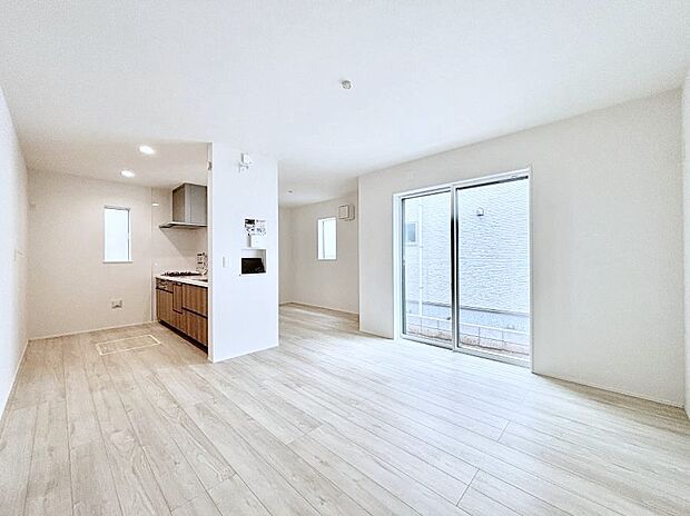 明るい陽光が注ぎ、寛ぎの雰囲気に満たされるリビング・ダイニング。