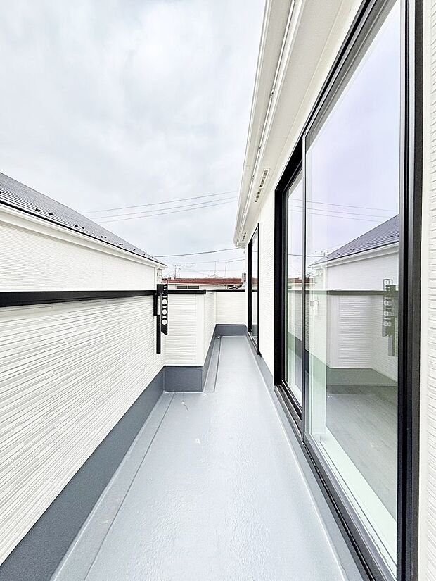 暖かな陽光が降り注ぐバルコニーはお洗濯におすすめ。爽やかな風も心地よいです。