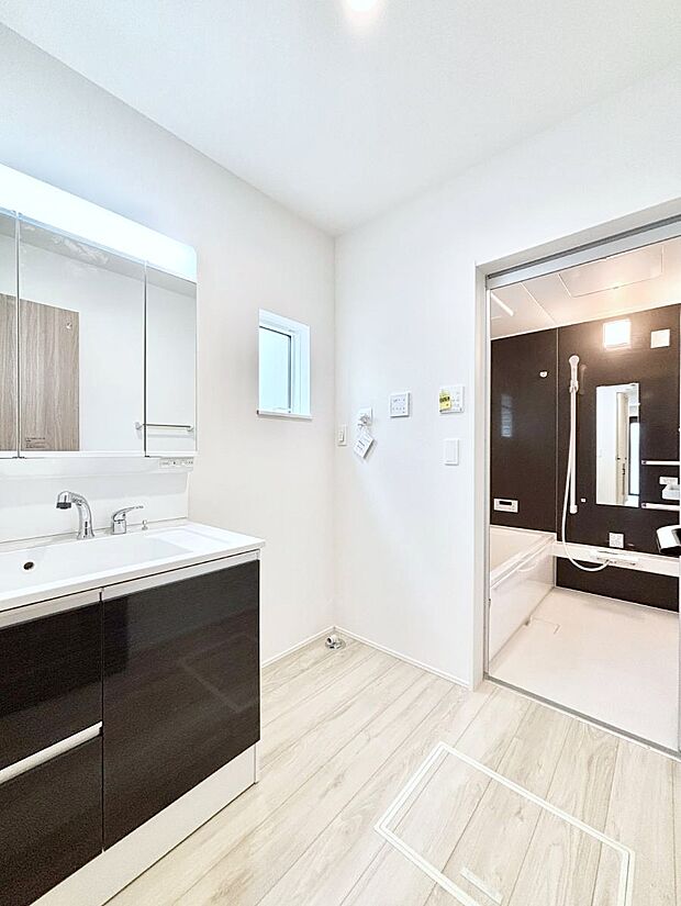 清潔感のある快適空間です。毎日の身支度も気持ち良くお使い頂けます。