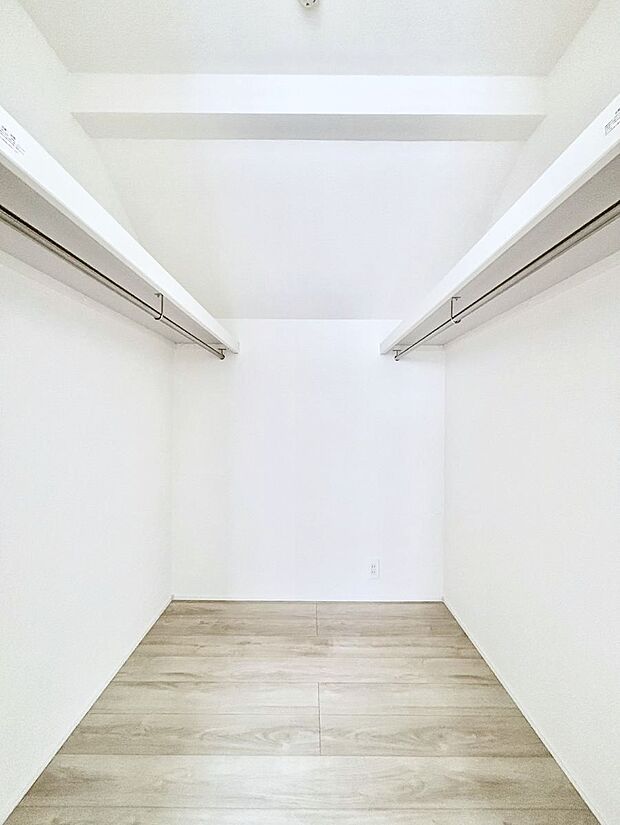 ウォークインクローゼット付きで生活空間を広く利用できます。