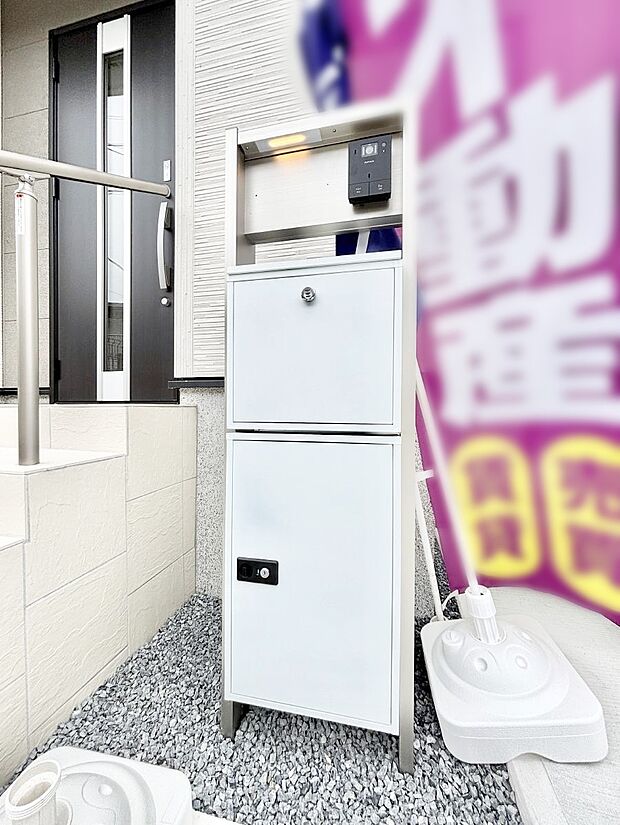 表札・インターホン・ポスト・宅配BOXをひとつに集約。エントランスになじむシンプルデザイン。