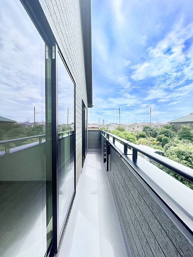 2部屋にまたがる広いバルコニー。晴れた日には洗濯物も気持ちよく干せそうですね。