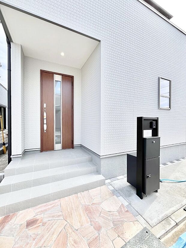 大切な家族、来客を出迎える玄関。