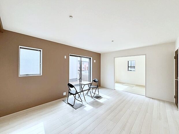 日当たりの良いリビング。お気に入りのグリーンを飾れば更に心地よさがアップ!