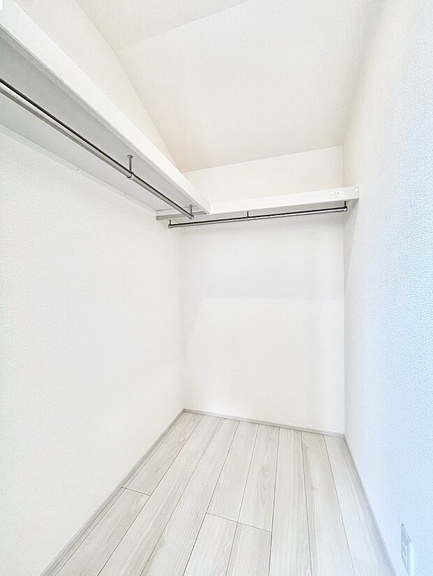 衣類をハンガーに掛けたまま収納できるWIC。衣類の整理整頓がしやすくて便利です!