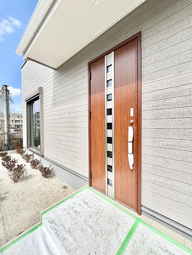 大切な家族、来客を出迎える玄関。