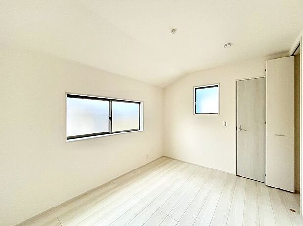 2面採光で気持ちよく自然光が取り入れられるのでお子様のお部屋にもピッタリ