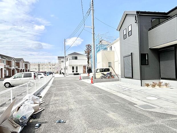 前面道路はきちんと整備されています  