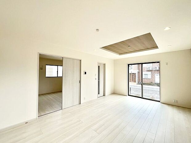 明るい陽光が注ぎ、寛ぎの雰囲気に満たされるダイニング。   