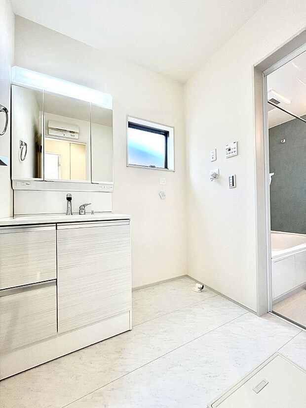 清潔感のある快適空間です。毎日の身支度も気持ち良くお使い頂けます。 