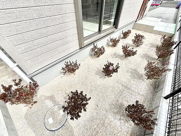 ガーデニングや家庭菜園も楽しめるお庭付き。