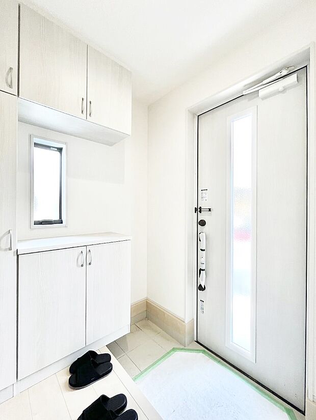 下駄箱はご家族の写真や季節のインテリアで飾り棚として演出できます