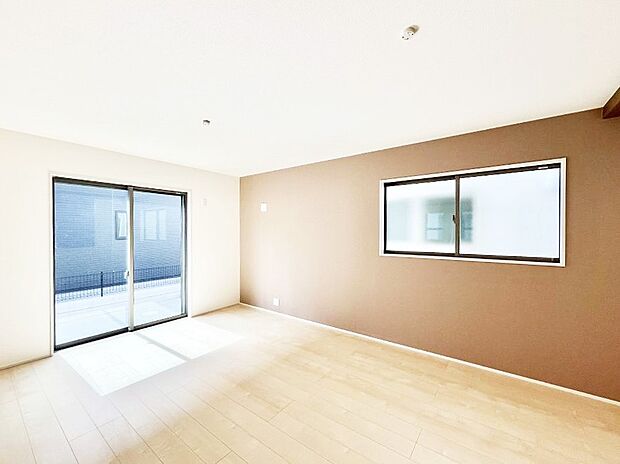 大きな窓からたっぷりの陽光と風を感じられるリビング