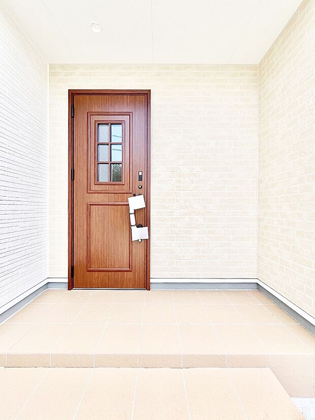 玄関前は雨が降っても濡れにくい屋根付き