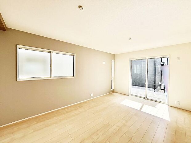 大きな窓からたっぷりの陽光と風を感じられるリビング