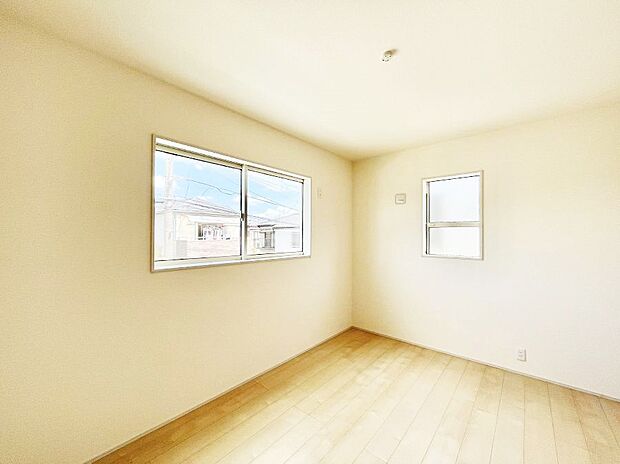 窓からのやさしい光が心地よいプライベートルーム