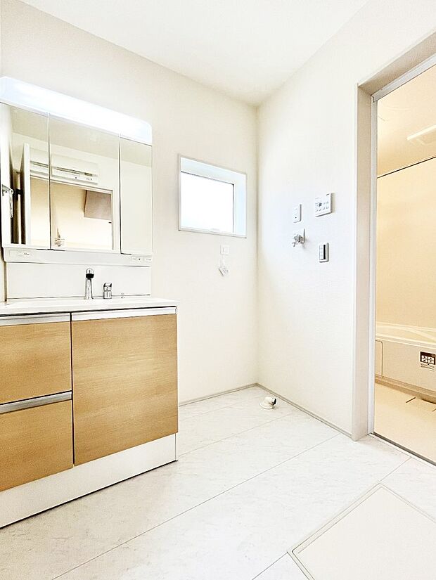 清潔感ある洗面化粧室で朝の身支度も快適