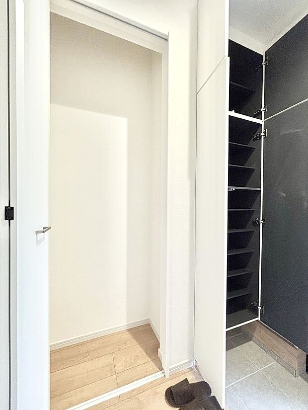 玄関ホール収納です。掃除道具やお出かけ用グッズの収納に便利です。