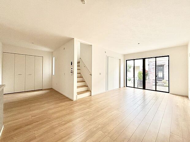 大きな窓からたっぷりの陽光と風を感じられるリビング