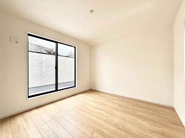 明るいバルコニーサイドに洋室を設置。目覚めの良い寝室に。 