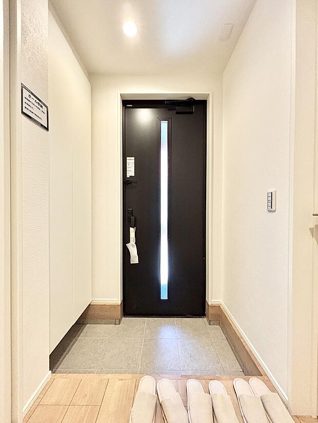 明るい玄関はお客様をお出迎えするのにぴったりです！ 